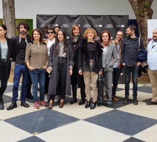 Representantes del cine gallego en el Festival de Sevilla, con Eloy Enciso segundo por la izquierda y Jaione Camborda a su izquierda.