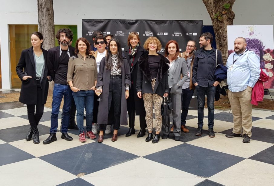 Representantes del cine gallego en el Festival de Sevilla, con Eloy Enciso segundo por la izquierda y Jaione Camborda a su izquierda.