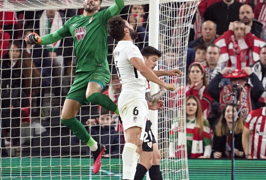 Rui Silva despeja un balón en una jugada del chocque