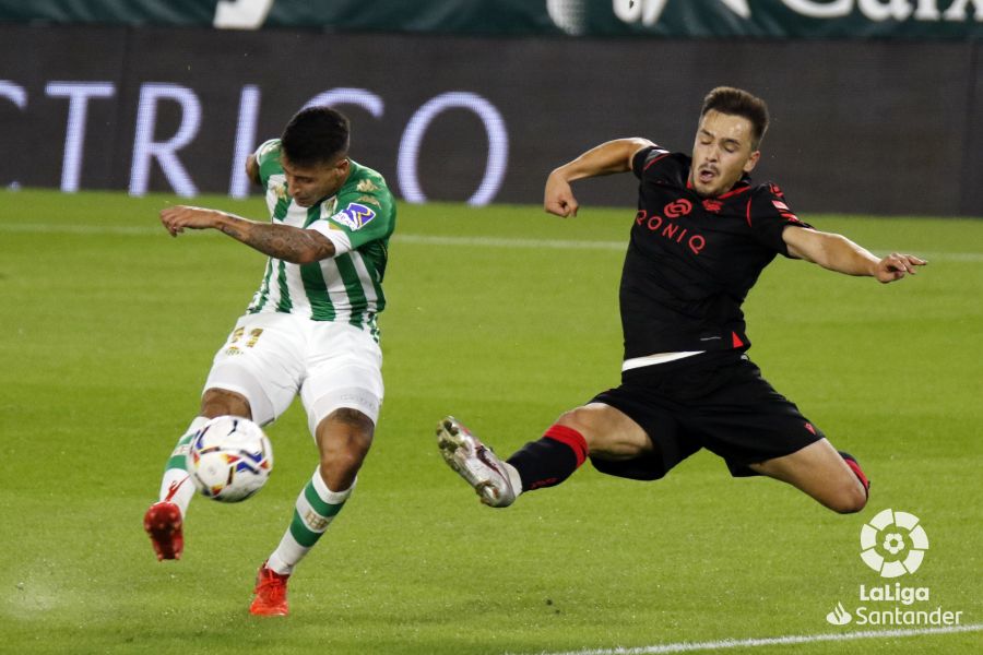 Tello golpea el balón ante la presencia rival | Foto: La Liga