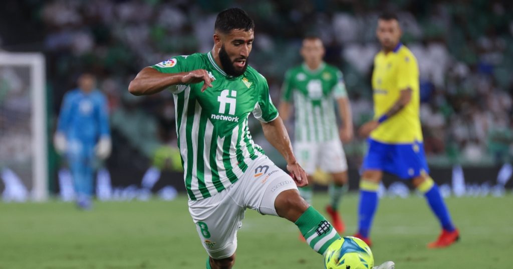 Fekir controlando un balón en liga.