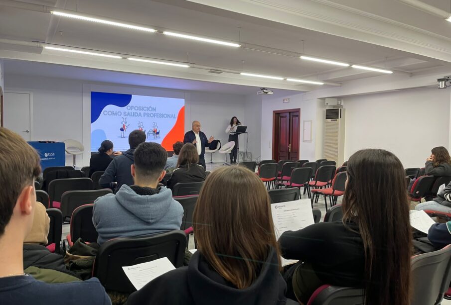 Jornada de Técnica de Acercamiento al Empleo en el salón de actos de EUSA. FOTO: Mario Del Río
