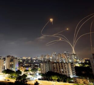 Momento en el que la cúpula de hierro intercepta misiles lanzados por Hamas