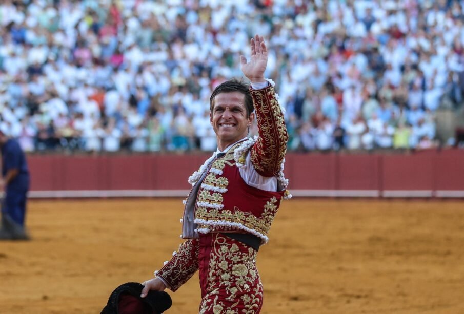 El Juli da la última vuelta al ruedo de su carrera. Foto: Maestranza Pagés.