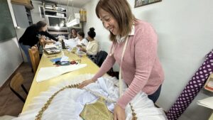 Una de las integrantes diseñando un tipo de carnaval. Fuente: Mario Payán.