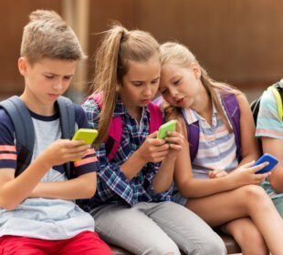 Adolescentes haciendo uso del teléfono móvil