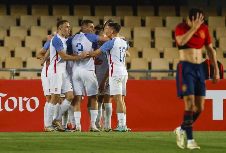 Jugadores eslovacos celebrando un gol. Foto: EFE.