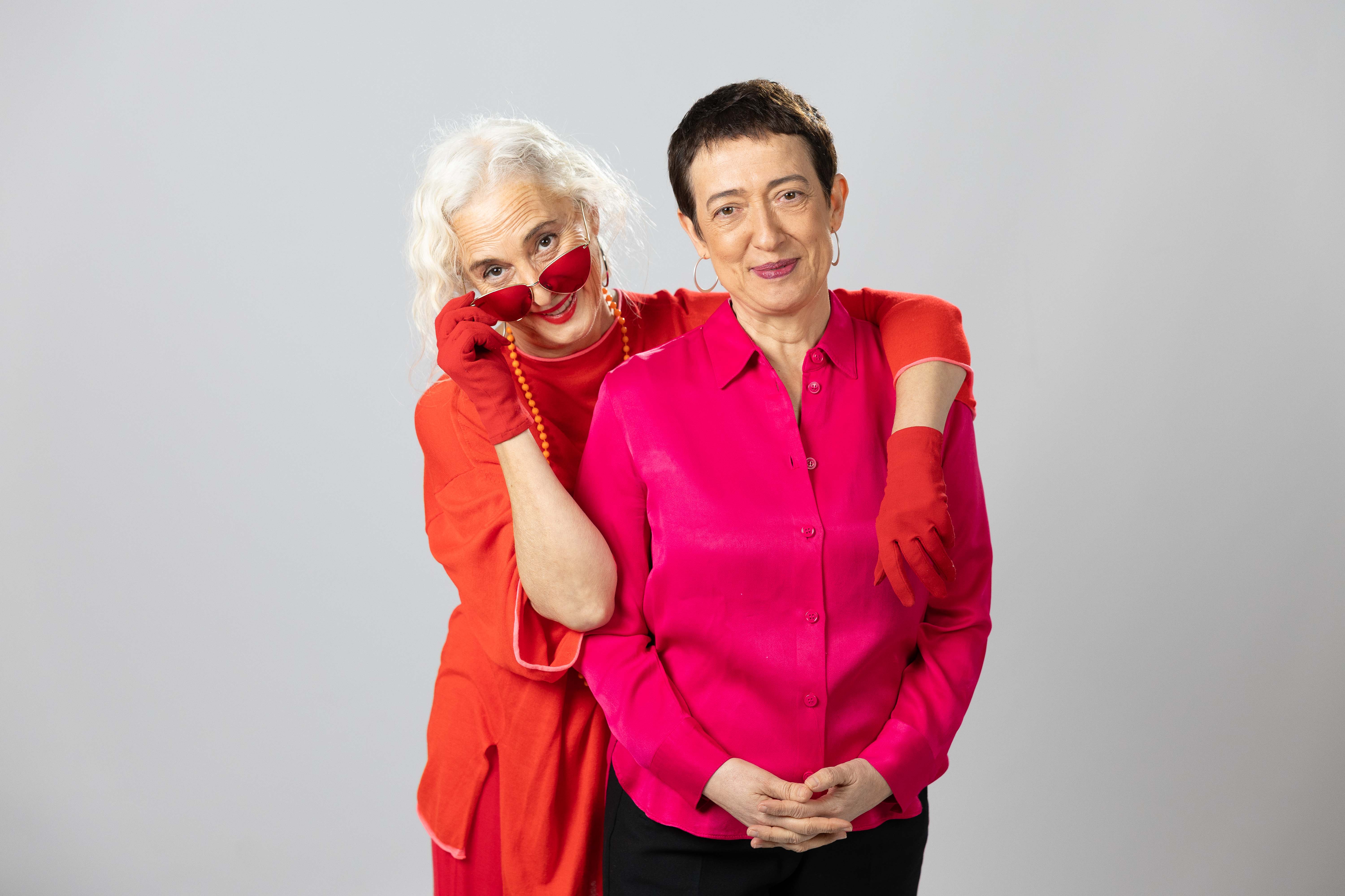 Las periodistas Mariola Cubells y María Guerra sonriendo juntas en una imagen promocional de su espectáculo teatral y show pop feminista "Señoras y Señoras".