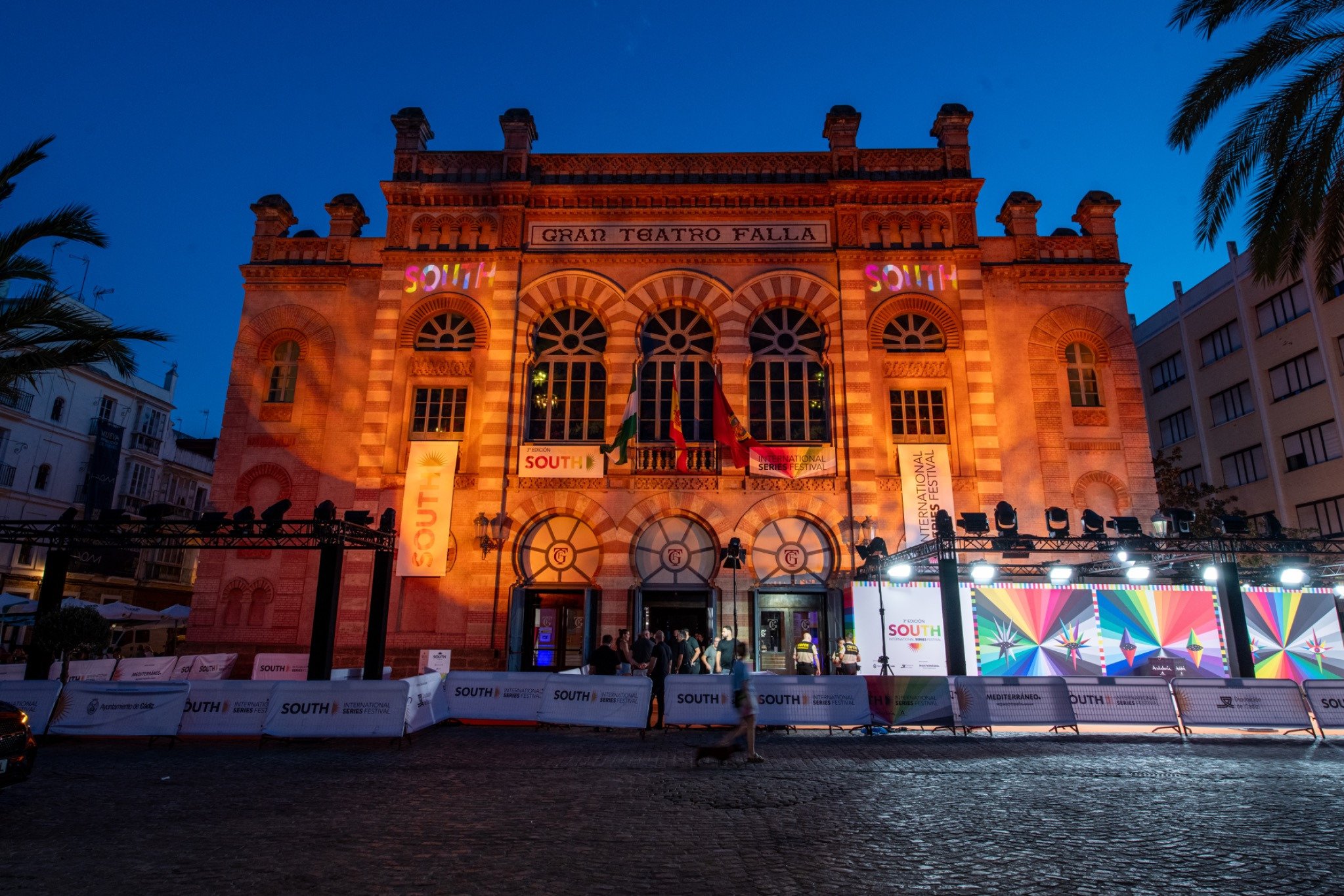 Fachada iluminada del Gran Teatro Falla de Cádiz durante el South International Series Festival, al anochecer.